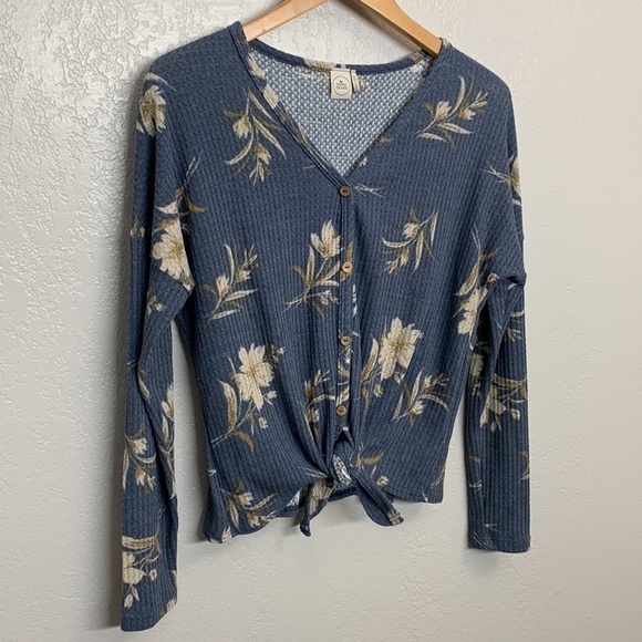 3/$25 Paper Crane Front Tie Shirt, Size Small - Picture 3 of 13